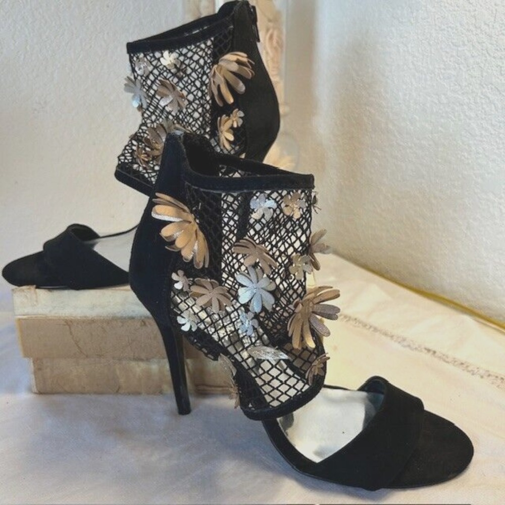Carlos Santana "Adyson Heels" Net Gold Silver Floral Design Shootie Black Size 9